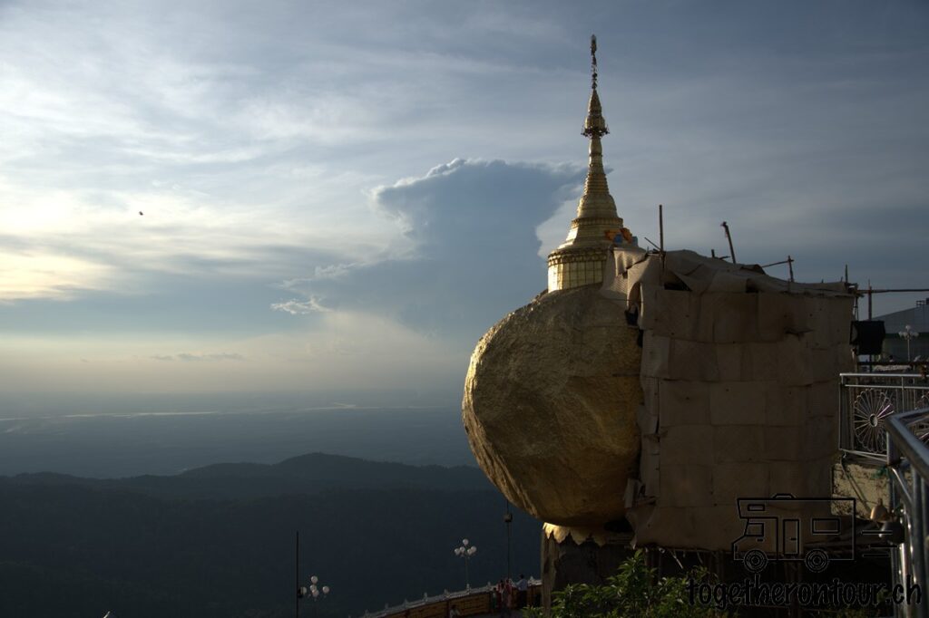 Goldener Felsen Sehenswürdigkeit von Myanmar